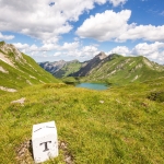 Grenzstein am Kirchdachsattel hoch über dem Schrecksee.